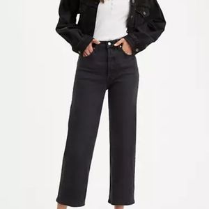 NWOT Levi's Ribcage Straight.